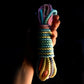 bondage seil in pastell farbe in hand gehalten