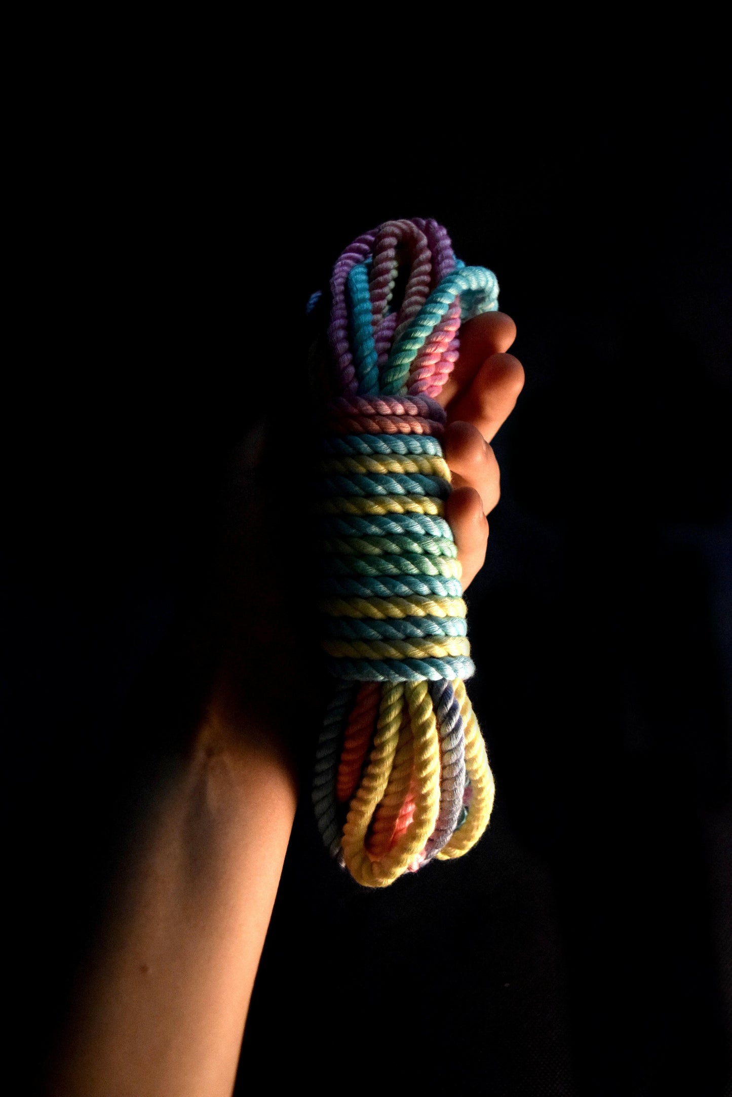 bondage seil in pastell farbe in hand gehalten
