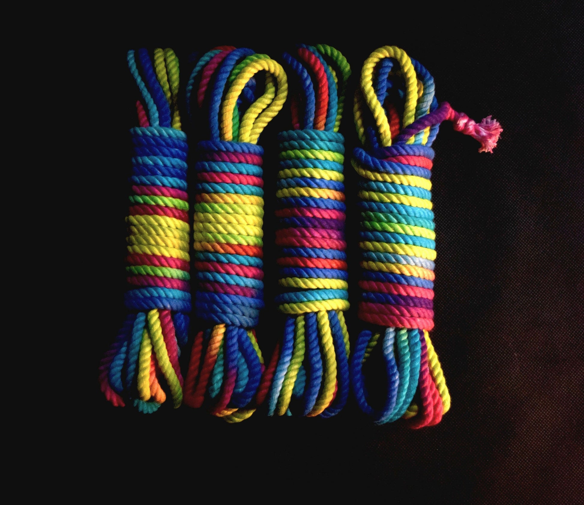 set aus vier farbigen shibari seilen - rainbow bondage rope set